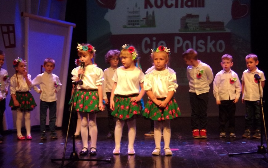 Przedszkolaki śpiewem i tańcem kochają Polskę