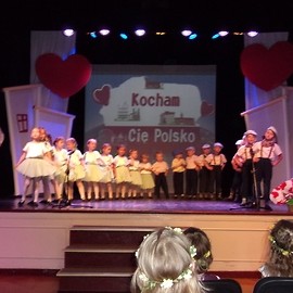 powiększ zdjęcie: Przedszkolaki śpiewem i tańcem kochają Polskę